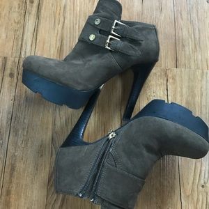 Comfortable army green guess booties